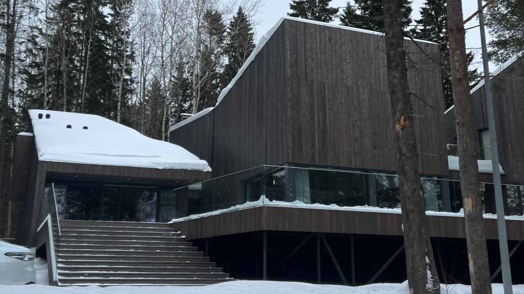 Ein sehr modernes Haus als nachhaltigem Holz in Norwegen